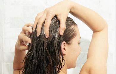 6 sai lầm khi gội đầu mùa đông khiến tóc rụng lả tả, chẻ ngọn và khô xơ